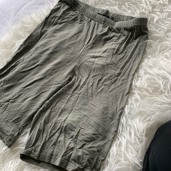 Olive PLT biker shorts - Picture 2 of 2